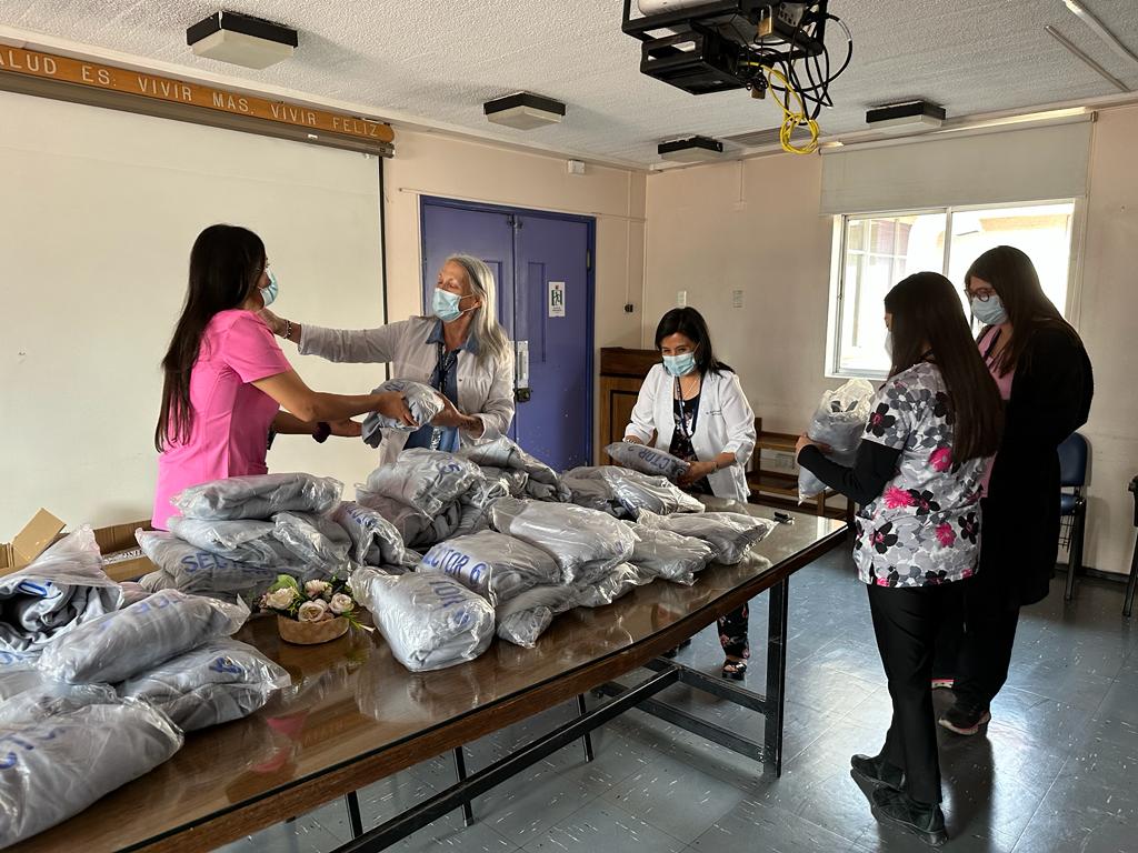 En El Auditorio Del Cesfam Se Entregan Polerones Con Logos A Los Representantes De Los Sectores.